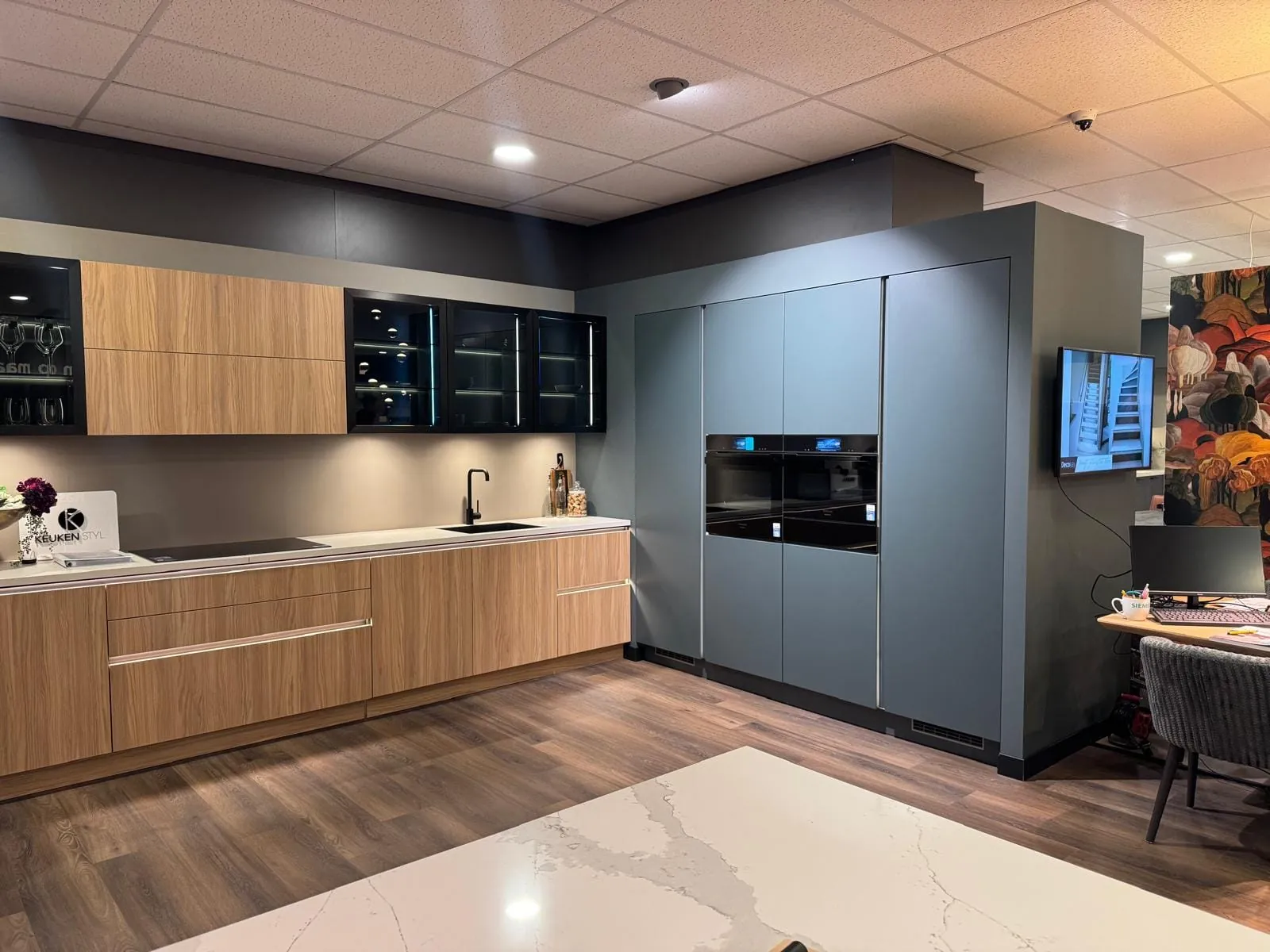 Moderne keuken met hout en inbouwapparatuur bij Decokay Assen