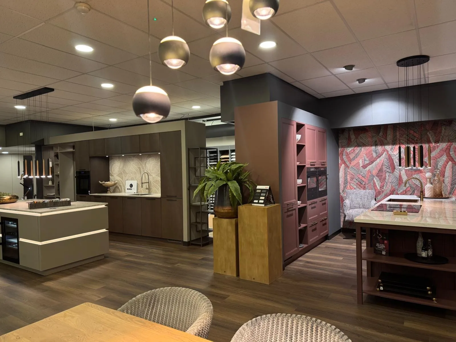 Keuken showroom Assen met meerdere opstellingen bij Decokay Assen
