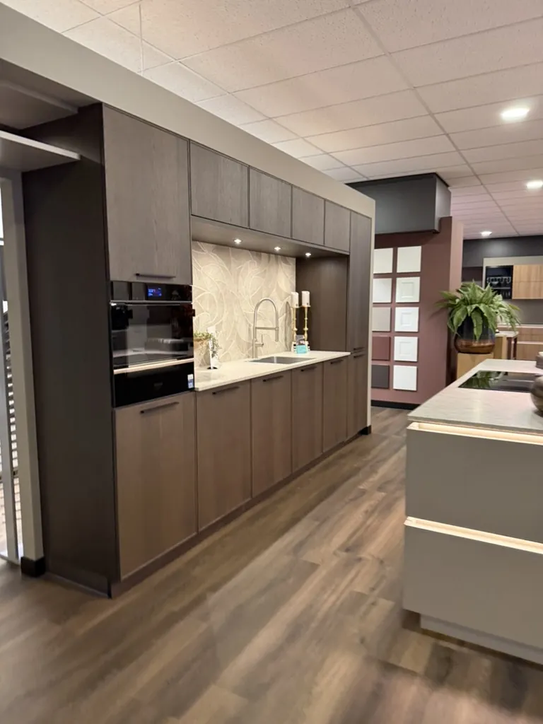 Donkere houten keuken in showroom bij Decokay Assen